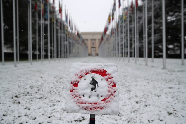 Placa de sinalização coberta de neve na Sede européia das Nações Unidas em Geneva, Suíça - 23/01/2019