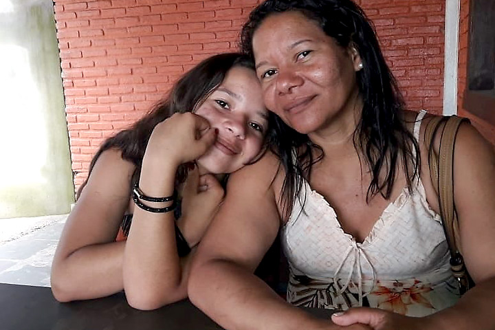 A menina Lays com a mãe, Alessandra: o pai da garota, José Antônio Soares Pereira, não tem mais esperança de encontrar a filha com vida