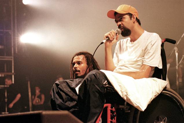 Marcelo Yuka, baterista e letrista do conjunto musical O Rappa, que ficou paraplégico ao ser baleado durante um assalto, fala para uma platéia de universitários durante um show fechado do grupo - 13/2/2001 Marcelo Yuka, baterista e letrista do conjunto musical O Rappa, que ficou paraplégico ao ser baleado durante um assalto, fala para uma platéia de universitários durante um show fechado do grupo - 13/2/2001