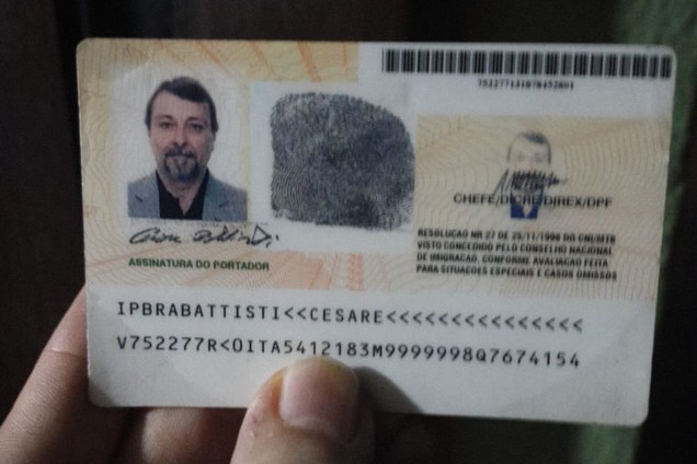 Cesare Battisti aparece em foto com barba e bigode em seu documento de identidade depois que ele foi preso na cidade boliviana de Santa Cruz de la Sierra - 13/01/2019