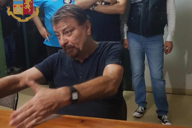 Imagem divulgada pela Polícia de Estado Italiana mostra o italiano Cesare Battisti, depois que ele foi preso na cidade boliviana de Santa Cruz de la Sierra - 13/01/2019