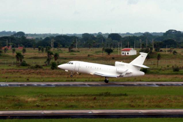 Avião que transporta o italiano Cesare Battisti, procurado na Itália por quatro homicídios atribuídos a um grupo de extrema-esquerda nos anos 1970, em Santa Cruz de La Sierra, Bolívia - 13/01/2019 Avião que transporta o italiano Cesare Battisti, procurado na Itália por quatro homicídios atribuídos a um grupo de extrema-esquerda nos anos 1970, em Santa Cruz de La Sierra, Bolívia - 13/01/2019