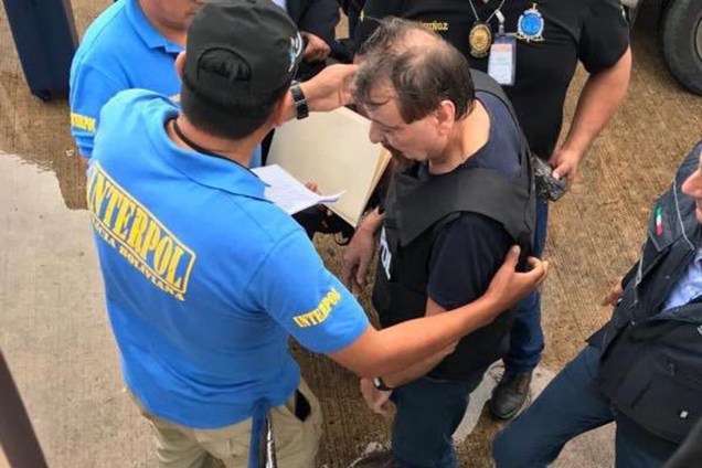 Cesare Battisti é escoltado por policiais da Interpol antes de embarcar em Santa Cruz de la Sierra, na Bolívia - 13/01/2019