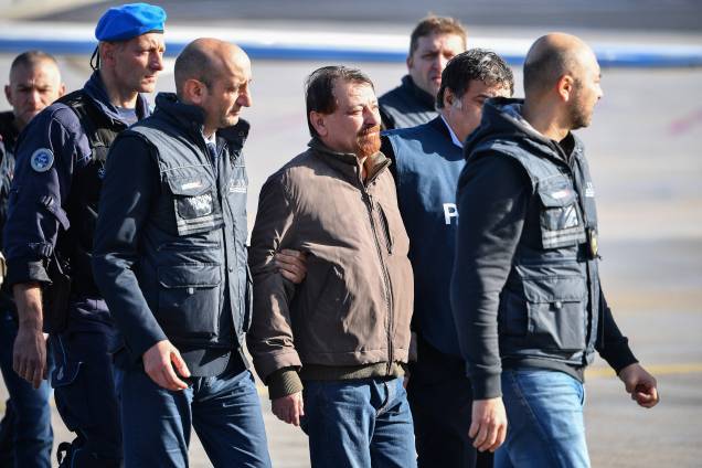 Cesare Battisti, procurado na Itália por envolvimento em quatro assassinatos atribuídos a um grupo de extrema-esquerda na década de 1970, é escoltado por policiais italianos ao desembarcar em Roma após ser preso na Bolívia - 14/01/2019 Cesare Battisti, procurado na Itália por envolvimento em quatro assassinatos atribuídos a um grupo de extrema-esquerda na década de 1970, é escoltado por policiais italianos ao desembarcar em Roma após ser preso na Bolívia - 14/01/2019