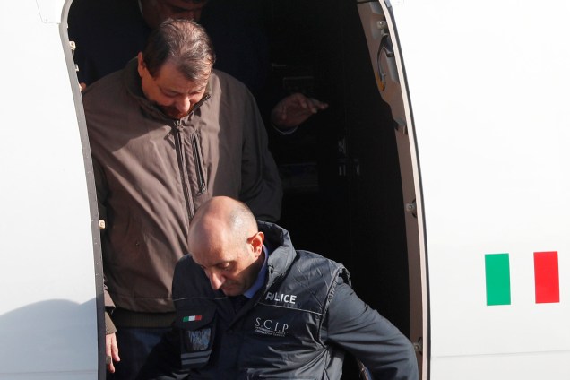 O ex-guerrilheiro de esquerda italiano Cesare Battisti chega ao aeroporto de Ciampino em Roma, Itália, após ter sido preso na Bolívia - 14/01/2019