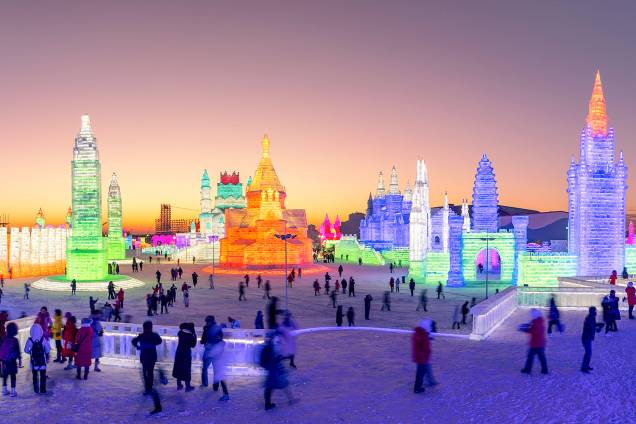 Visitantes do Festival Internacional de Esculturas de Gelo e Neve de Harbin, província de Heilongjiang, China - 04/01/2019 Visitantes do Festival Internacional de Esculturas de Gelo e Neve de Harbin, província de Heilongjiang, China - 04/01/2019