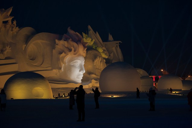 Turistas visitam e fotografam obras do Festival Internacional de Esculturas de Gelo e Neve de Harbin, província de Heilongjiang, China - 04/01/2019