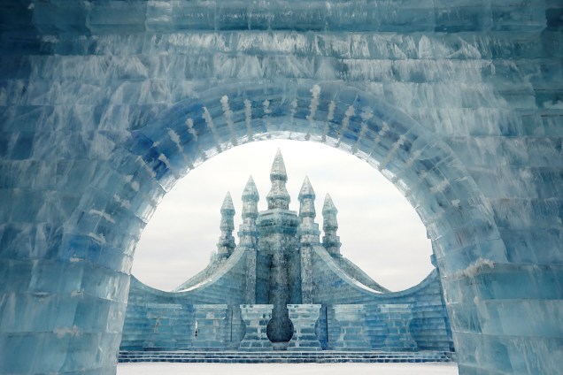 Castelo esculpido em gelo no Festival Internacional de Esculturas de Gelo e Neve de Harbin, província de Heilongjiang, China - 04/01/2019
