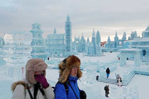 Visitantes caminham por esculturas de gelo no Festival Internacional de Esculturas de Gelo e Neve de Harbin, província de Heilongjiang, China - 04/01/2019 Visitantes caminham por esculturas de gelo no Festival Internacional de Esculturas de Gelo e Neve de Harbin, província de Heilongjiang, China - 04/01/2019