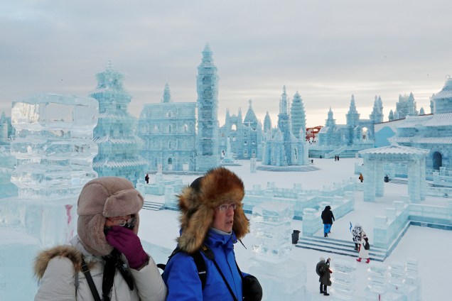 Visitantes caminham por esculturas de gelo no Festival Internacional de Esculturas de Gelo e Neve de Harbin, província de Heilongjiang, China - 04/01/2019