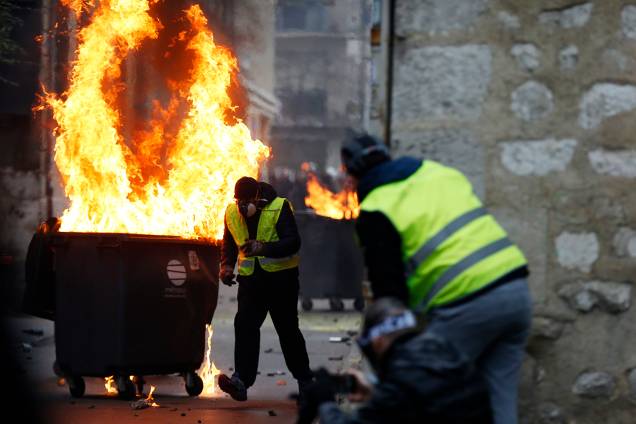 Manifestante queima latão de lixo durante protesto contra o governo, em Rouen, na França - 05/01/2019