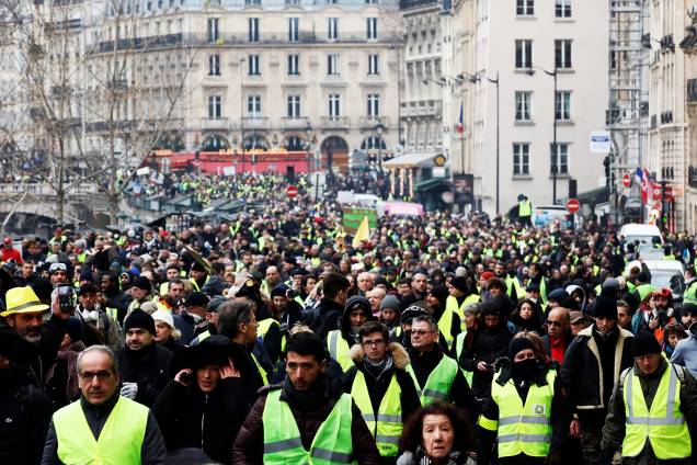 Manifestetes com coletes amarelos protestam contra o governo em Paris, capital da França - 05/01/2019