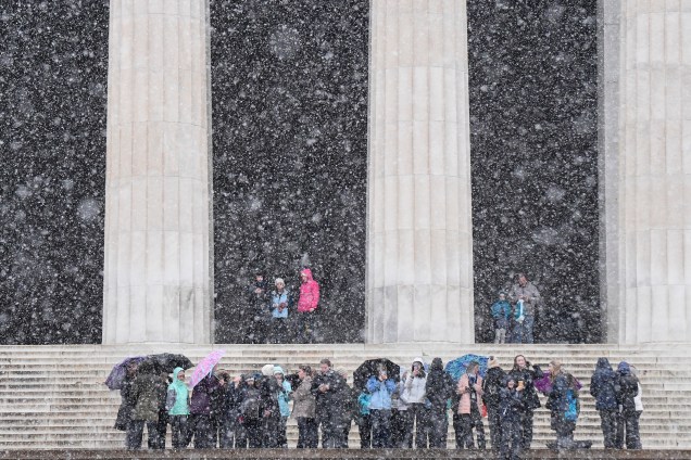Alunos da Trinity Presbyterian School de Montgomery, Alabama enfrentam nevasca durante excursão ao Lincoln Memorial, em Washington - 29/01/2019