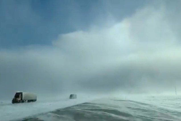 Caminhões dirigem em meio à neve em Fargo, no estado americano de Dakota do Norte, durante onda de frio - 29/01/2019