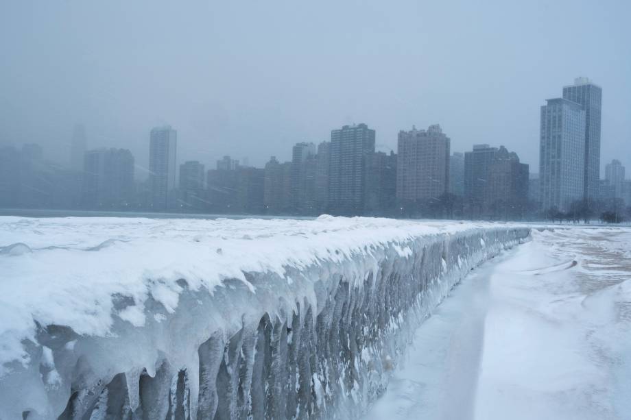 Passarela da North Avenue Beach, fica congelada sobre o Lago Michigan, em Chicago, Illinois - 29/01/2019 Passarela da North Avenue Beach, fica congelada sobre o Lago Michigan, em Chicago, Illinois - 29/01/2019