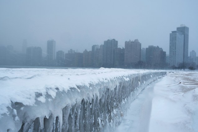 Passarela da North Avenue Beach, fica congelada sobre o Lago Michigan, em Chicago, Illinois - 29/01/2019