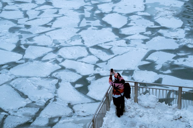 Placas de gelo se formam sobre o Rio Chicago devido a uma onda de frio chamada vórtice polar que atingiu  grande parte do centro e leste dos Estados Unidos, em Illinois - 29/01/2019