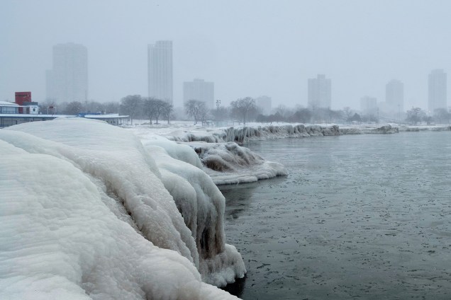 Lago Michigan é visto congelado após a passagem do fenômeno chamado de vórtice polar, durante onda de frio que atinge o estado americano de Chicago - 29/01/2019