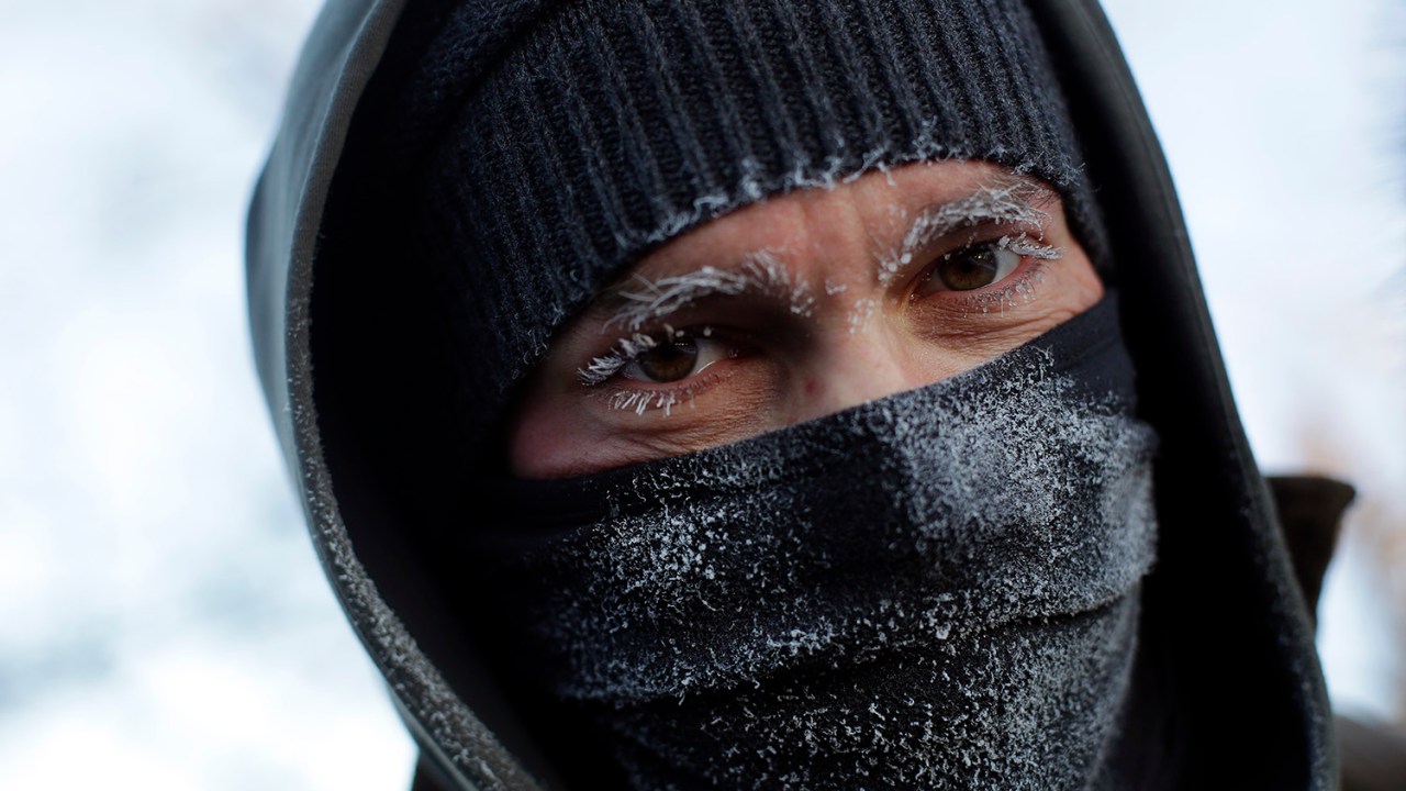 Homem fica com os cílios e sobrancelhas congeladas após uma caminhada ao redor do Lago Michigan, em Chicago, Illinois - 30/01/2019