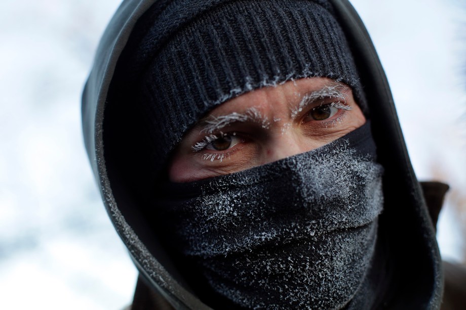 Homem fica com os cílios e sobrancelhas congeladas após uma caminhada ao redor do Lago Michigan, em Chicago, Illinois - 30/01/2019