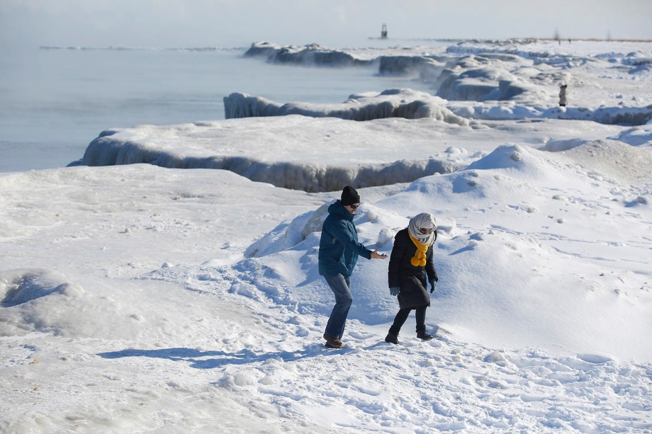 Pessoas caminham sobre as camadas de gelo que se formaram no Lago Michigan, em Chicago, Illinois - 30/01/2019
