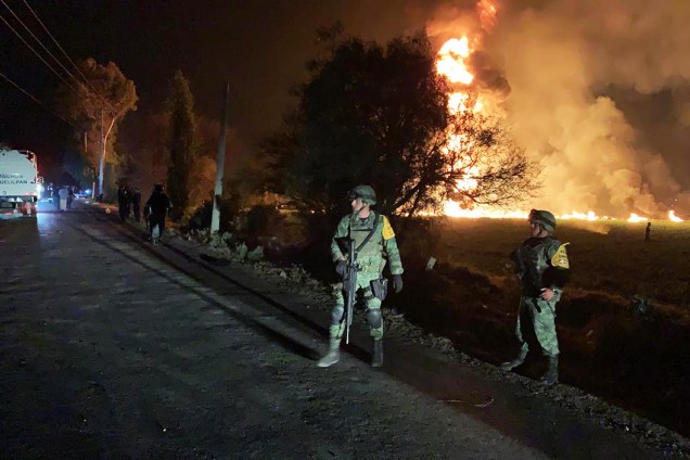 Soldados fazem patrulha próximo de oleoduto que explodiu em Tlahuelilpan, cidade localizada no estado mexicano de Hidalgo - 18/01/2019