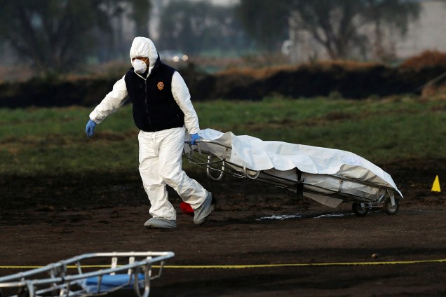 Técnico forense carrega corpo de vítima após explosão de oleoduto em em Tlahuelilpan, cidade localizada no estado mexicano de Hidalgo - 18/01/2019