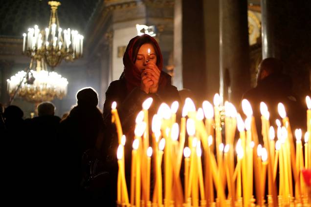 Mulher reza na Igreja de Nossa Senhora de Kazan, em São Petersburgo, Rússia, durante a celebração do Natal ortodoxo - 06/01/2019 Mulher reza na Igreja de Nossa Senhora de Kazan, em São Petersburgo, Rússia, durante a celebração do Natal ortodoxo - 06/01/2019