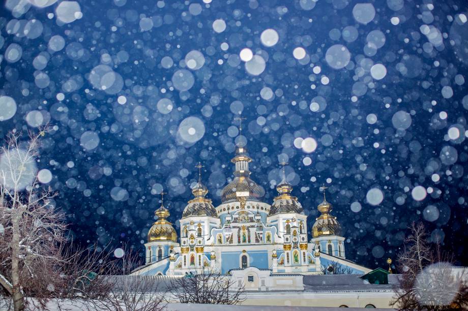 Vista do Mosteiro de São Miguel das Cúpulas Douradas, em Kiev, capital da Ucrânia, durante o Natal ortodoxo - 06/01/2019