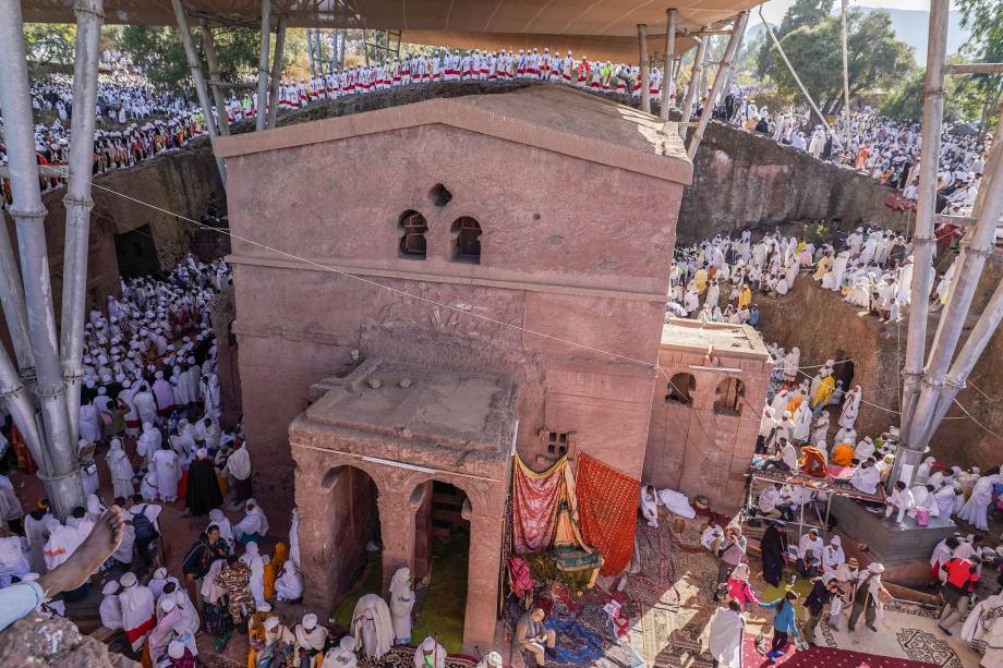 Diáconos e sacerdotes participam de celebração durante o Natal ortodoxo em Lalibela, cidade da Etiópia - 07/01/2019