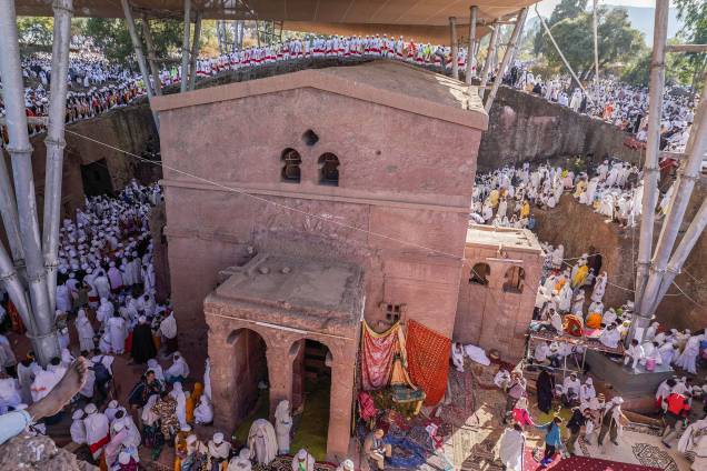 Diáconos e sacerdotes participam de celebração durante o Natal ortodoxo em Lalibela, cidade da Etiópia - 07/01/2019 Diáconos e sacerdotes participam de celebração durante o Natal ortodoxo em Lalibela, cidade da Etiópia - 07/01/2019