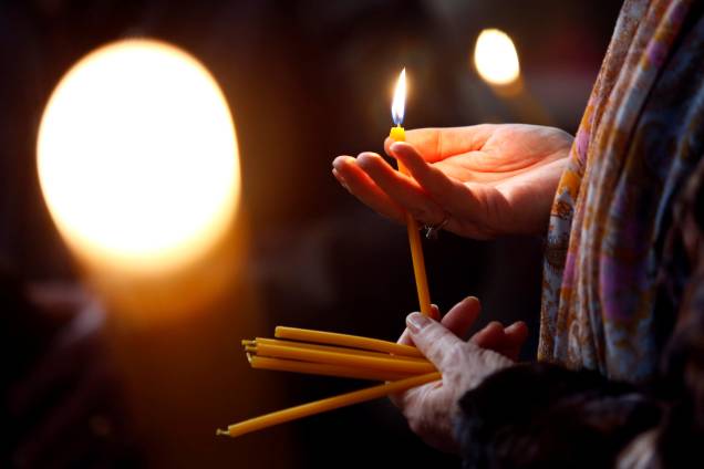 Fiéis acendem velas durante missa de celebração do Natal ortodoxo na Catedral de São Clemente, localizada na Escópia, capital da Macedônia - 07/01/2019 Fiéis acendem velas durante missa de celebração do Natal ortodoxo na Catedral de São Clemente, localizada na Escópia, capital da Macedônia - 07/01/2019