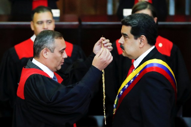 Nicolás Maduro é empossado pelo presidente da Suprema Corte da Venezuela, Maikel Moreno, durante a cerimônia de posse para seu segundo mandato presidencial, na Suprema Corte de Caracas, Venezuela - 10/01/2019