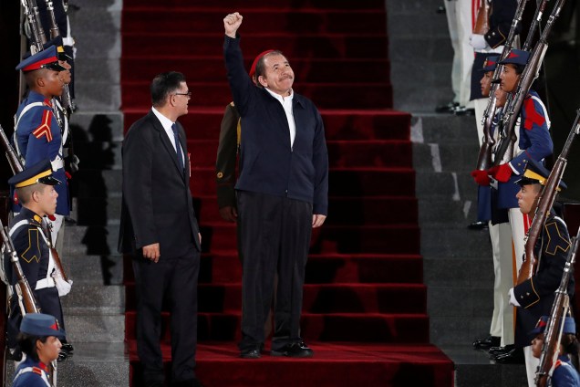Presidente da Nicarágua, Daniel Ortega, faz gesto ao chegar na cerimônia de posse de Nicolás Maduro para seu segundo mandato presidencial, na Suprema Corte de Caracas, Venezuela - 10/01/2019