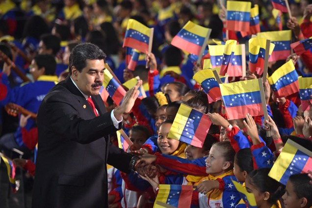 Nicolás Maduro acena para as crianças presentes em sua cerimônia de posse para seu segundo mandato presidencial, na Suprema Corte de Caracas, Venezuela - 10/01/2019