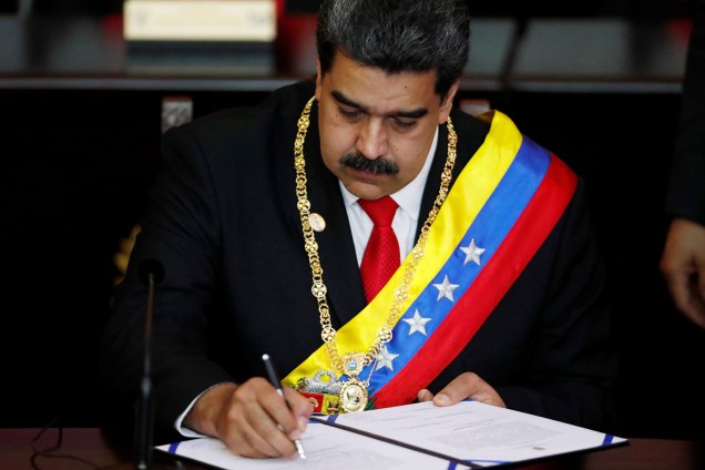 Nicolás Maduro assina termo durante a cerimônia de posse para seu segundo mandato presidencial, na Suprema Corte de Caracas, Venezuela - 10/01/2019
