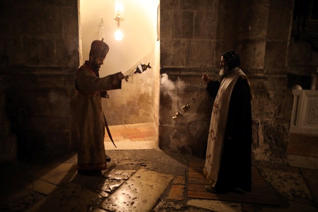 Membros do clero Cristão Ortodoxo dispersam incenso no interior da Igreja do Santo Sepulcro, na Cidade Velha de Jerusalém - 17/11/2018