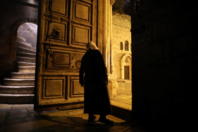 Membro do clero Cristão Ortodoxo na porta de entrada da Igreja do Santo Sepulcro na Cidade Velha de Jerusalém - 17/11/2018