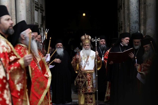 Sua Beatitude, Theophilos III, o Patriarca de Jerusalém, lidera a cerimônia da Lavagem dos Pés fora da Igreja do Santo Sepulcro, na Cidade Velha de Jerusalém - 05/04/2018