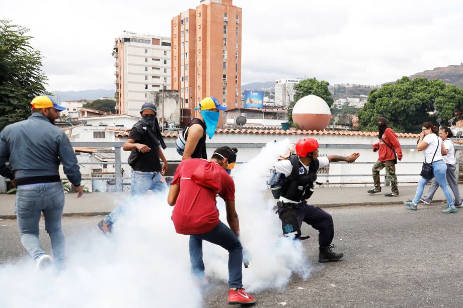 Manifestantes entram em confronto com a polícia durante marcha contra o presidente venezuelano Nicolás Maduro, em Caracas - 23/01/2019
