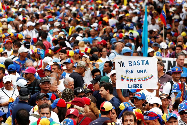 Manifestantes fazem marcha contra o presidente venezuelano Nicolás Maduro, em Caracas - 23/01/2019