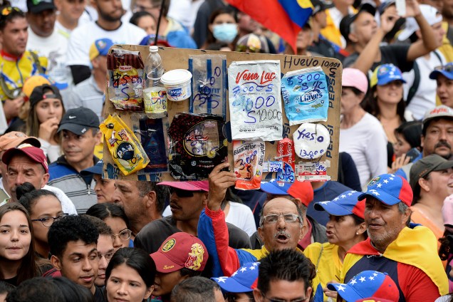 Manifestante carrega cartaz durante marcha contra o presidente Nicolás Maduro em Caracas, Venezuela - 23/01/2019