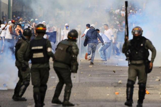 Manifestantes entram em confronto com a polícia durante marcha contra o presidente venezuelano Nicolás Maduro, em Caracas - 23/01/2019