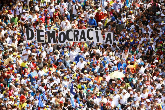 Manifestantes contrários ao governo do presidente venezuelano Nicolás Maduro carregam letras que formam a palavra "Democracia", durante marcha realizada em Caracas - 23/01/2019