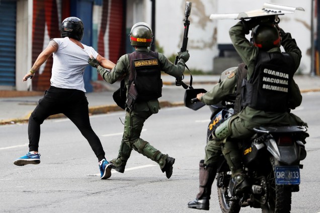 Policiais entram em confronto com manifestantes durante marcha contra o presidente Nicolás Maduro, em Caracas - 23/01/2019