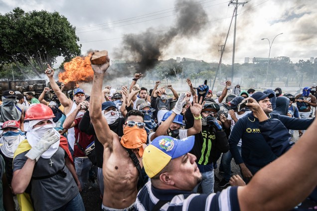 Manifestantes fazem barricadas durante protesto contra o governo do presidente venezuelano Nicolás Maduro, em Caracas - 23/01/2019