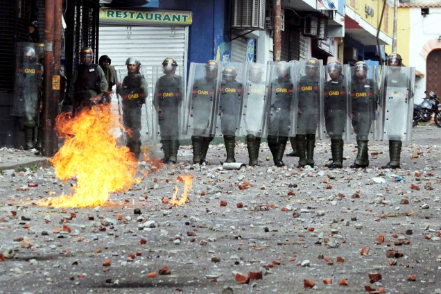 Forças de segurança entram em confronto com manifestantes, durante marcha realizada contra o governo do presidente venezuelano Nicolás Maduro, em Caracas - 23/01/2019