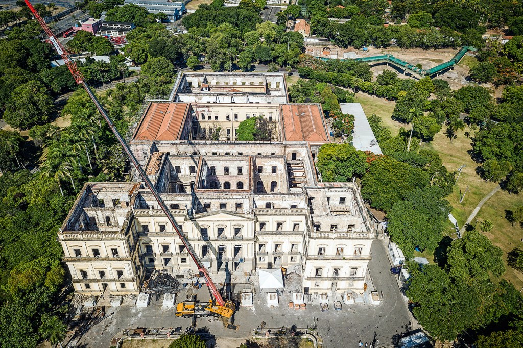 TRAGÉDIA EVITÁVEL - O Museu Nacional, no Rio, depois do incêndio: o receio de mau uso das doações afugentou filantropos