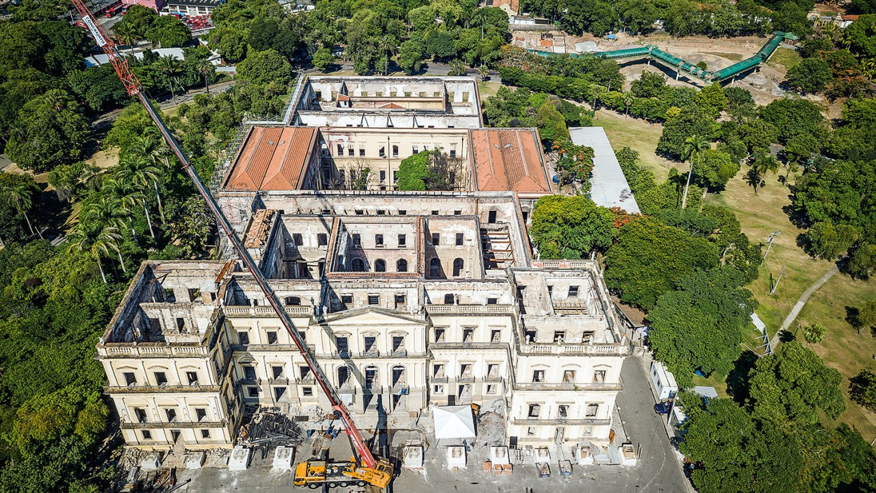TRAGÉDIA EVITÁVEL - O Museu Nacional, no Rio, depois do incêndio: o receio de mau uso das doações afugentou filantropos