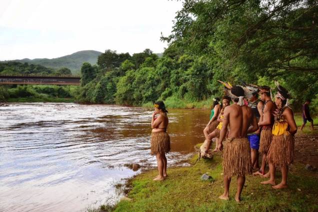 Indígenas da tribo Pataxó Ha-ha-hae olham para o rio Paraopeba enlameado, depois que uma barragem da mineradora Vale SA cedeu, em São Joaquim de Bicas, perto de Brumadinho, Minas Gerais - 25/01/2019